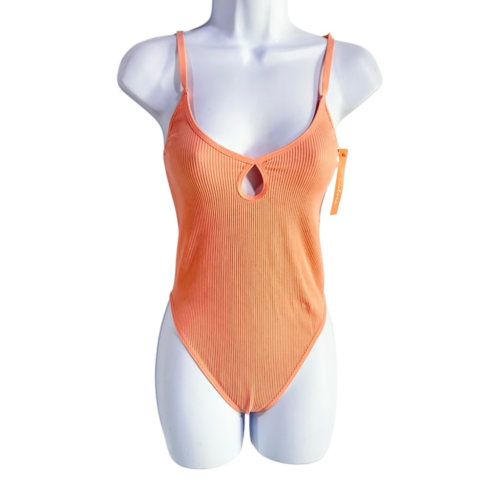 Colsie Seamless Bodysuit with Keyhole in Salmon Size Small - NWT - Picture 2 of 7